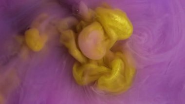 Mürekkep sıvısını karıştır. Akrilik rengi. Su taneciklerine dökülen sarı bulanık bulutlar soyut yaratıcı arkaplana yayılıyor..