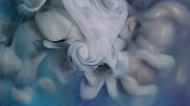 Parıldayan sis. Işıl ışıl geçmiş. Odaksız mavi mor renkli parlak akrilik parçacıklar mürekkep dumanı soyut yaratıcı sanat üzerine yayılıyor.