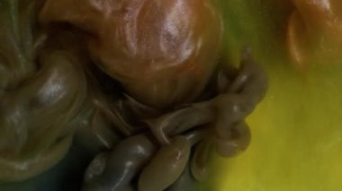 Sis buharı. Soyut mürekkep. Sanatın yaratıcı arka planında yükselen sarı, kahverengi, renkli, dumanlı kimyasal karışım sıvısı..