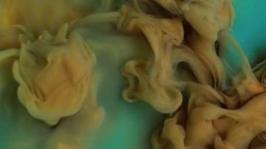 Dumanı karıştır. Buhar bulutu. Odaklanmamış turuncu bronz mavi renk akrilik soyutlama üzerinde dönen su patlaması akışında parlayan mürekkep..