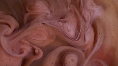Su altı bulanıklığı. Mürekkep akışı. Odaklanmamış pembe renk sıvı kimyasal pigment su dokusu koyu siyah soyut sanat arka planında uçuyor..