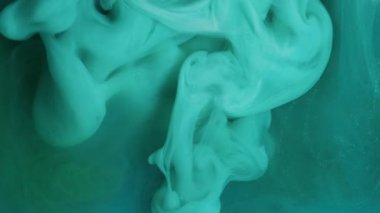 Sis sıvısı. Soyut mürekkep. Odaklanmamış mavi renk duman buhar dokusu yaratıcı sanat arka planında yüzen kimyasal akrilik sıvıyı harmanlıyor.