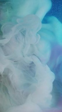 Dikey video. Boya bırakma arkaplanı. Soyut renkler girdap şeklinde. Odaklanmamış yeşil beyaz parıltı pembe parıldayan sanat ışığı üzerinde yüzen mürekkep deseni sisi sıçratıyor.