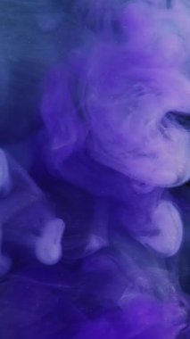 Dikey video. Boya bulutu. Renk dumanı. Odaklanmamış mavi toz parçacıkları dokusu patlama buharı yayılan hareket soyut sanat arkaplanı.