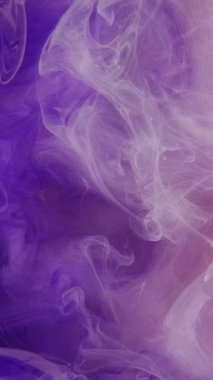 Dikey video. Mürekkep dumanı. Su karışımı boya. Odaklanmamış mor mavi renk gradyan buhar sıçrama dalgası koyu soyut sanat arka planında hareketi gösterir.