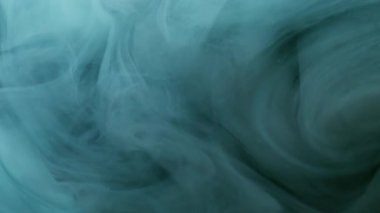 Duman suyu. Buhar mürekkebi. Mistik arka planda yayılan siyah mavi sıvı girdap. Bulanık renk soyut kontrastlı grunge pigment karışımı.