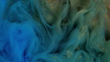 Çok renkli bir sis perdesi. Arkaplanı boya. Odaksız mavi altın duman yeşil girdap dalgalı su dumanı beyaz sanat soyutlaması üzerinde çırpınıyor.