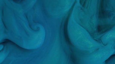 Mürekkep bulutu. Sigara arkaplanı. Suyun içinde dönen mavi renk, yaratıcı sanat soyutlamalarında yükselen parlak ıslak parçacıklar..