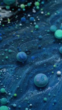 Dikey video. Galaksi boyası. Köpüklü sis. Renkli parıldayan mermer akıntısı yağ damlaları. Fantezi mavi uzay atmosferik gezegen yüzeyi soyut arkaplan.