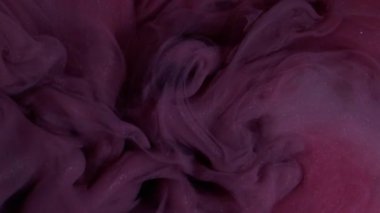 Dalga sisi. Sis mürekkebi. Odaklanmamış mor renk akışı duman suyunda parlak kimyasal sıvı soyut koyu siyah arkaplanda yüzüyor..