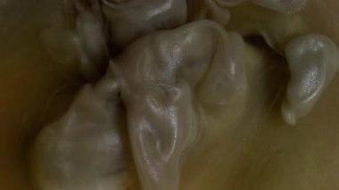 Dumanı karıştır. Buhar bulutu. Odaklanmamış mor bronz renk akrilik yaratıcı soyutlamayla büyüyen suda boya pigmenti sıçratır.