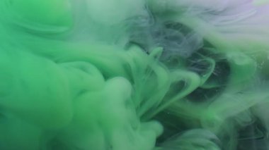 Sis sıçraması. Boya karışımı. Yeşil beyaz girdaplı gizemli dere. Renk pigmenti çözünen sanat soyut siyah arkaplan yüzen dalga çözünürlüğü.