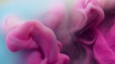 Bulut karışımı. Boyayla boyanmış. Pembe sıvı boya patlaması, mavi yeşil akış. Sanat dumanı dalgası soyut bulanık arkaplan renkli pigmentleri karıştırıyor.