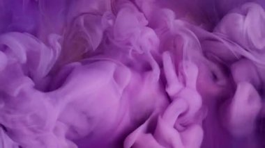 Duman pigmenti. Dönen mürekkep. Odaklanmamış mor renkli su akrilik simli doku soyut yaratıcı ıslak sanat arka planında yüzüyor..