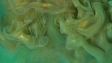 Duman sıvısı. Parlak mürekkep. Soyut sanat arkaplanına yayılan su buğulama sıvısında dönen mavi sarı renkli boya..