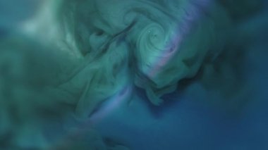 Atmosferik duman. Parlak parçacıklar. Odaklanmamış mavi renk simleyicisi soyut yaratıcı sanat arka planında yüzen mürekkep rengi gökkuşağı suyu sıçratır.