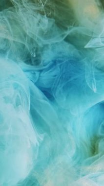 Dikey video. Sis bulutu. Boya suyu karışımı. Odaklanmamış mavi renk parlayan simli parçacıklar doku buharı hareket soyut sanat arkaplanı.