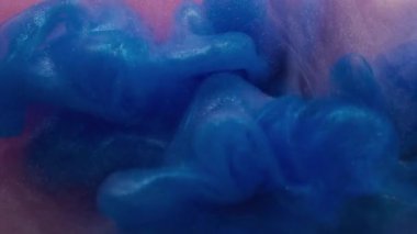 Haze girdabı. Köpüklü sıvı. Mavi parlak patlama, boya akışı. Sanat sisi bulanık pembe mor renkli su fantezi arkaplanı.