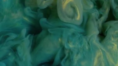 Işıldayan dalga. Mürekkebi karıştır. Odaklanamayan mavi altın renkli su. Parlak akrilik parlak pigment. Soyut sanat arka planında dönen ıslak pigment..