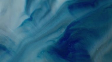 Bulanık akıntı. Mürekkep arkaplanı. Renkli emaye sıvısı karışımı pigment boya çözünür. Mavi gri beyaz mermer sanat dokusu soyut desen.