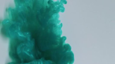 Parlayan dalga. Boya karışımı. Odaklanmamış mavi renkli duman girdap dokusu sıvı sıvı soyut sanat beyaz arka planda yayılıyor.