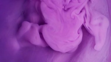 Su altı bulanıklığı. Mürekkep akışı. Soyut arkaplanda uçuşan mor mavi renkli sıvı pigment su akrilik dokusu.