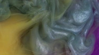 Parlak karışık pigmentler. Su altı patlaması. Bulanık, mavi, sarı, renkli, parlak, parlak doku soyut arkaplanda yayılıyor..