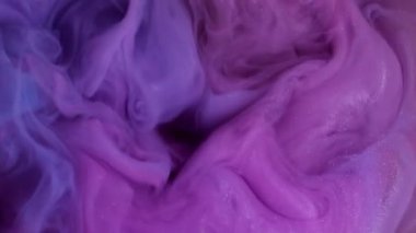 Akrilik sis. Mürekkep suyu. Bulanık pembe mavi renk buhar sıvı sıçrama parlak sıvı soyut yaratıcı arka plana yayılıyor.