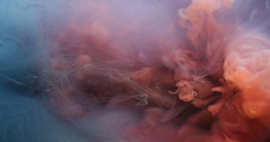 Duman suyu. Bulut buharı. Soyut sualtı akrilik sanat arka planında çözünmüş turuncu mavi mürekkep kıvrımlı sıvı damlası yüzüyor.