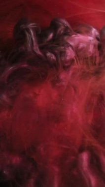 Dikey video. Bulut yüzüyor. Sis dokusu. Odaklanamayan kırmızı metalik çok renkli parlak boya altın soyut sanat ışığı arka planında uçan mürekkep lekesi.