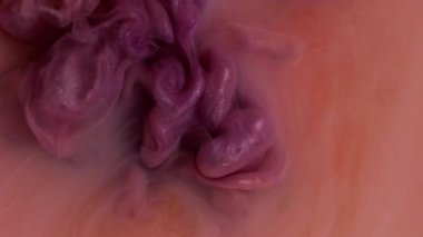 Parlayan dalga. Boya karışımı. Odaklanmamış pembe turuncu renkli duman girdap dokusu sıvı sıvısı soyut sanat arka planına yayılıyor.