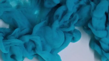 Dalga boyası. Akışkan bulut. Odaklanmamış mavi renk ıslak karışım sprey kimyasal sıvı soyut sanat beyaz yaratıcı arka planda yayılıyor.