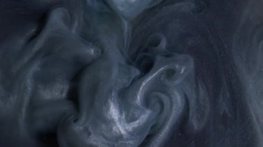 Parıldayan sıvı. Köpüklü duman. Soyut yaratıcı arka planda dönen su akrilik bulutunda çözünmüş mavi mor renk boya.