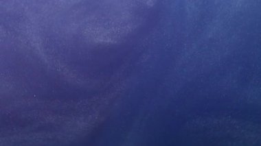 Işıldayan sanat suyu. Sihirli akış. Mor boya rengi sıvı çözülmüş fırıl fırıl dönüyor. Spiral emülsiyon pigmenti fantezi twist karışımı soyut arkaplan.