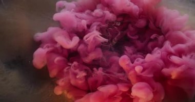 Pembe girdap mürekkebi. Dalga dokusu. Odaklanmamış renkli parıltı parlak buhar sıvısı soyut yaratıcı sualtı arka planında yüzüyor..
