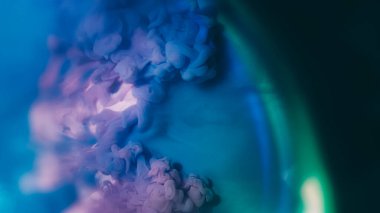 Bulut karışımı. Mürekkep arkaplanı. Bulanık, mavi, yeşil renk, parlak, sıvı gökkuşağı deseni koyu siyah akrilik soyutlama üzerine yayılıyor..