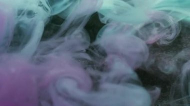 Haze girdabı. Köpüklü sıvı. Mavi mor parlak fırıl fırıl dönen boya akışı. Siyah arkaplanda sanat sisi renkli su fantezi karışımı.