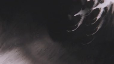 Mürekkep karışımı. Dökülün. Odaklanamayan siyah beyaz kimyasal damlacıklar soyut yaratıcı arka planda yayılan sıvı pigmentler.