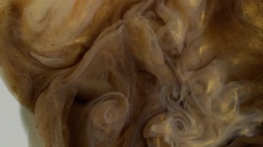 Sis bombası. Sıvı doku. Odaklanmamış sarı bronz renkli su tanecikleri soyut sanat arkaplanda akan buhar sıvısı beyaz zemin.