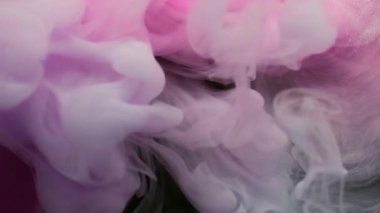 Buhar karışımı. Buhar mürekkebi. Siyah arkaplana yayılan beyaz pembe sıvı girdap. Bulanık renk soyut ışıldayan pigment suyun altında yüzüyor.