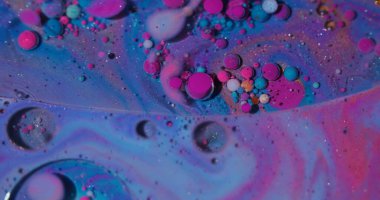 Yağ damlası. Sıvı arka plan. Mermer su yuvarlak desenli mor pembe mürekkep yaratıcı sanat soyutlamasına akıyor..