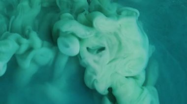Mürekkep sıvısını karıştır. Akrilik rengi. Odaklanamayan mavi bulut parlak sıvı parçacıkların dumanı soyut yaratıcı arka planda yükseliyor..