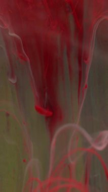 Dikey video. Sıvı boya düşüyor. Bulanık su karışımı. Odaklanmamış kırmızı renk parlaklığı soyut sanat ışığı arka planında akışkan duman dokusu dalgası.