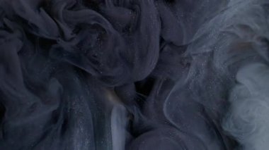 Parıltı karışımı. Mürekkep akışı. Beyaz soyut yaratıcı arka planda uçuşan mor renkli sıvı akrilik pigment su dokusu.