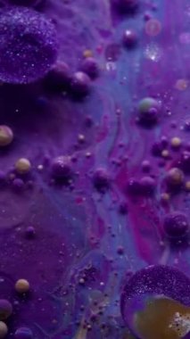 Dikey video. Baloncuk döküldü. Boya karışımı. Yağ rengi ışıldayan suda çözünen patlamayı düşürür. Mor kahverengi pigment soyut sanat arkaplanı sıçratıyor.