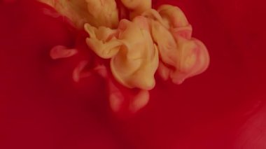 Haze spreyi. Suyu boya. Bulanık kırmızı kırmızı duman sıçrama egzoz parlatıcı sıvısı soyut akrilik arka planda yayılıyor..