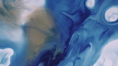 Leke sanatı. Kimyasal boya. Odaklanmamış mavi beyaz renk sarı parlak pigment ıslak damla emülsiyonu soyut yaratıcı arka planda yüzüyor.