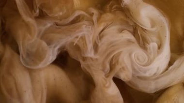 Buhar dalgası. Mürekkebi karıştır. Odaksız sarı bronz, mor renkli su kirliliği soyut sanat arka planında gezinen ıslak parçacıklar..