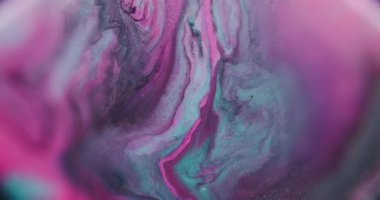 Bulanık mürekkep akışı. Mermer dokusu. Soyut sanat arka planına yayılan pembemsi mavi simli akrilik su damlası..