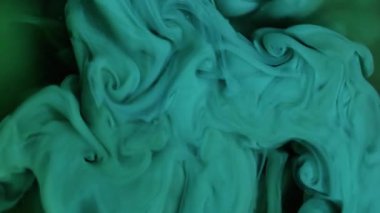 Su altı bulutu. Duman kirliliği mürekkebi. Soyut yaratıcı sanat arka planında akrilik karışım akan çözünmüş mavi renkli su.